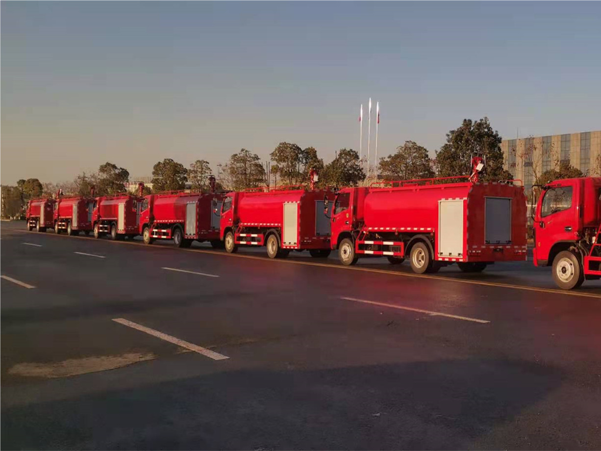 7噸單排大多利卡消防灑水車(chē)