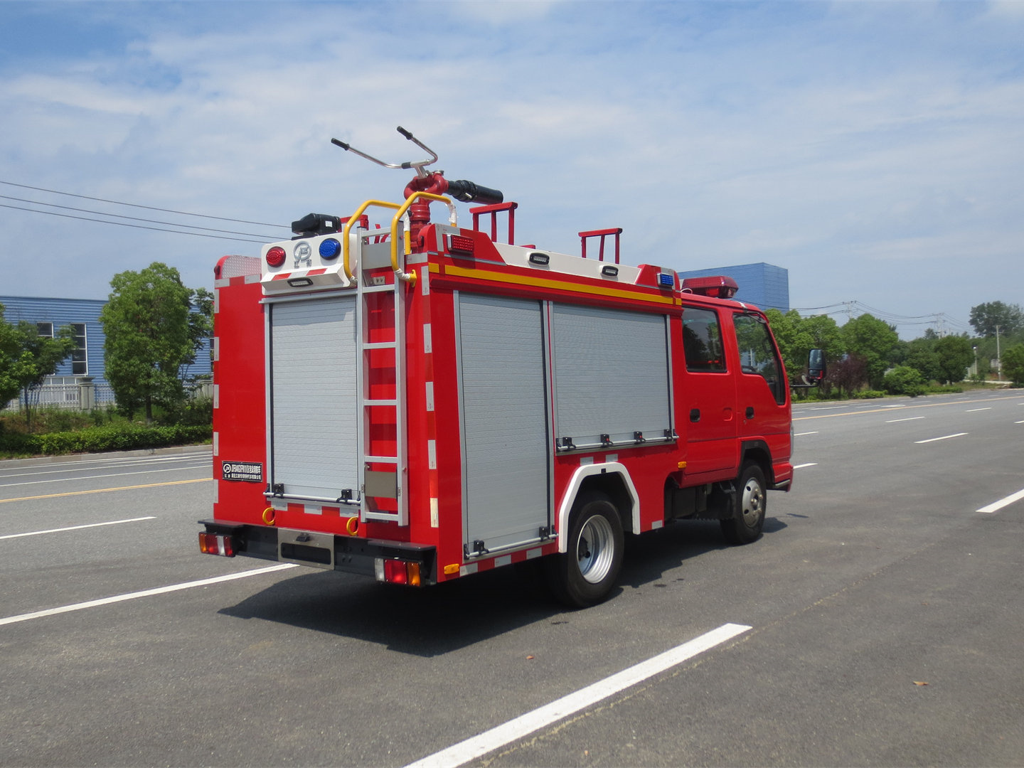 藍(lán)牌五十鈴1噸水罐消防車(chē)