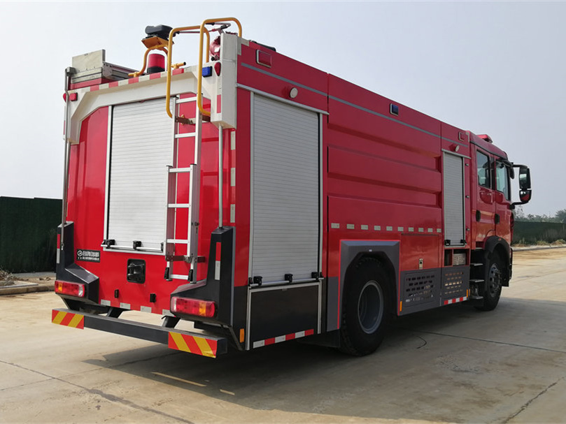 8噸重汽豪沃泡沫消防車(chē)