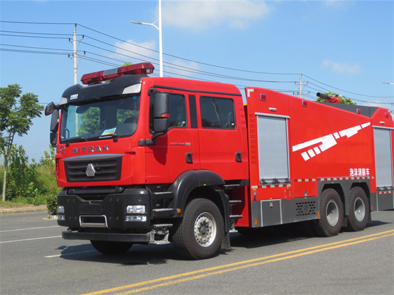 13噸汕德卡泡沫消防車(chē)