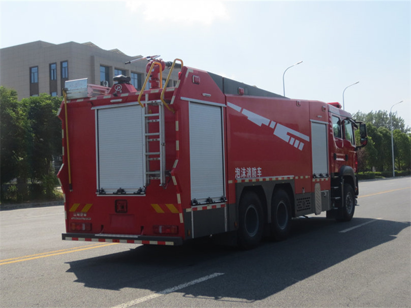 13噸汕德卡泡沫消防車(chē)