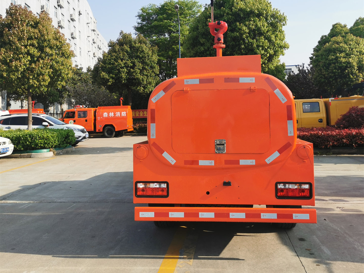 1.36噸四驅雙排灑水車