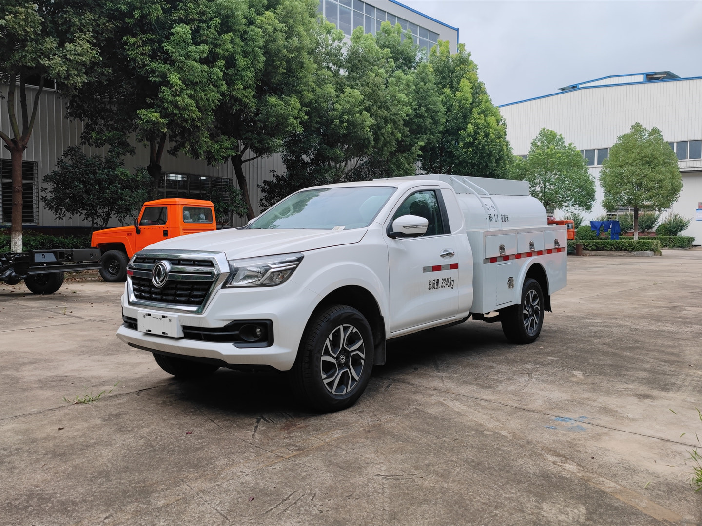 1.2噸四驅(qū)單排灑水車(chē)