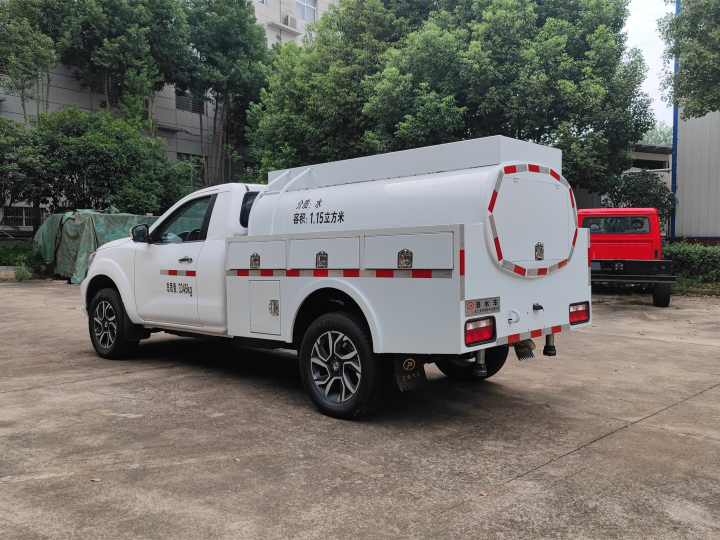 1.2噸四驅(qū)單排灑水車