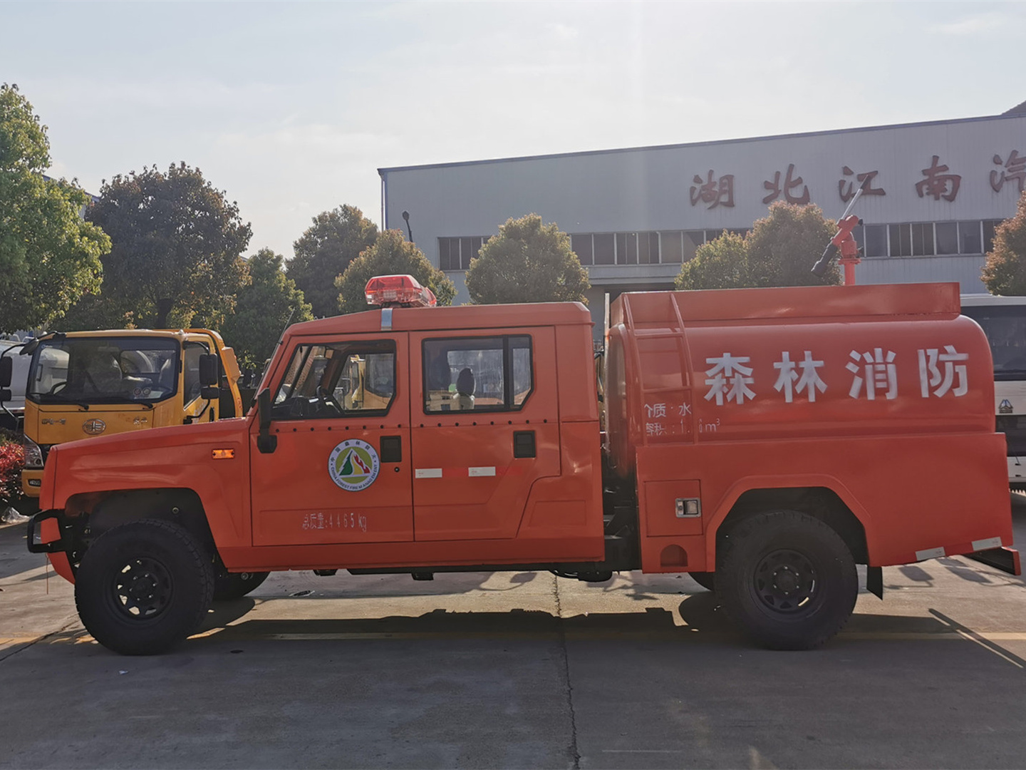 森林四驅勇士雙排1.36噸供水車（圓罐）