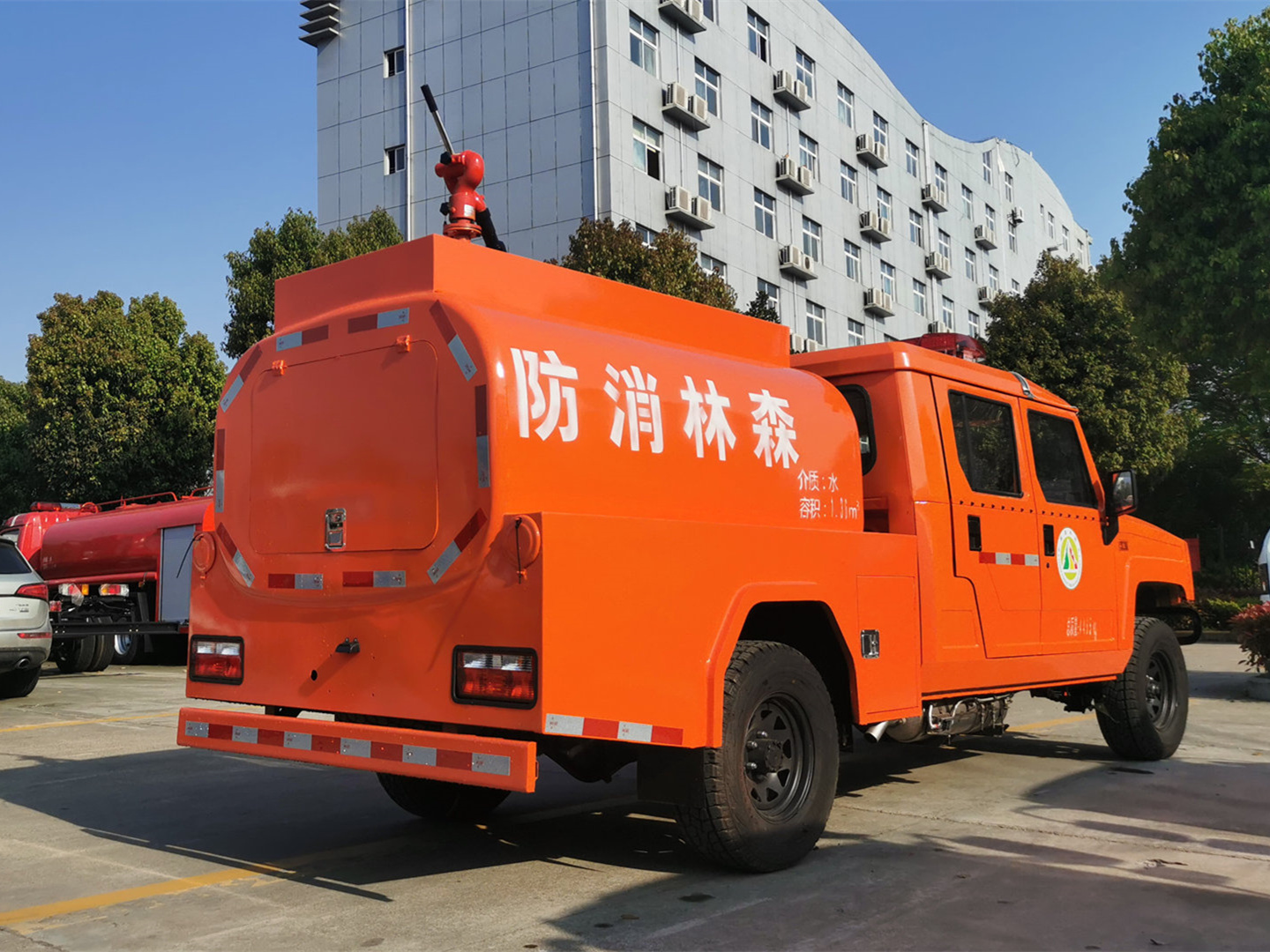 森林四驅勇士雙排1.36噸供水車（圓罐）